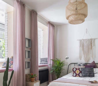 Легкие розовые шторы для спальни